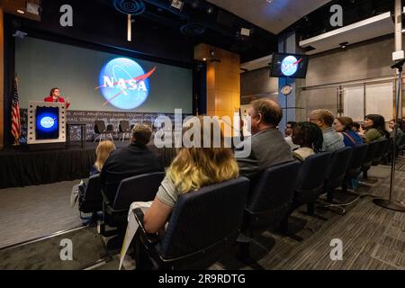 Coinvolgimento degli studenti di Earth Information Center. Il vice direttore della NASA Earth Science Division Julie Robinson fa osservazioni durante un evento di fidanzamento studentesco della Earth Information Center (EIC), venerdì 23 giugno 2023, presso il quartier generale della NASA Mary W. Jackson a Washington. L'EIC è una nuova esperienza immersiva che combina set di dati live con visualizzazione e storytelling dei dati all'avanguardia per consentire ai visitatori di vedere come sta cambiando il nostro pianeta. Foto Stock