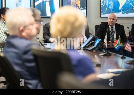Il responsabile dello sviluppo della NASA Bill Marinelli ha presentato osservazioni durante un incontro con Badri Younes, il Premier Alan Winde e una delegazione sudafricana per discutere lo sviluppo di un'antenna per la missione Lunar Exploration Ground Sites (LEGS) a Matjiesfontein, Sudafrica, il 13 giugno 2023, presso la sede della NASA Mary W. Jackson a Washington, D.C. Foto Stock