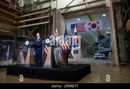 Vice presidente Harris e presidente Yoon della GSFC. Il Vicepresidente Kamala Harris, Right, fa osservazioni insieme al presidente Yoon Suk Yeol della Repubblica di Corea durante un tour del Goddard Space Flight Center della NASA, martedì 25 aprile 2023, a Greenbelt, Mod Foto Stock