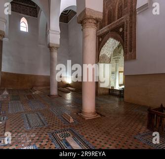 MARRAKECH, MAROCCO - 19 APRILE 2023 - decorazione orientale delle famose tombe saadiane nel centro di Marrakech, Marocco Foto Stock