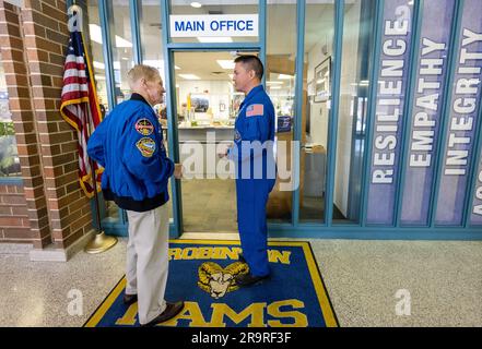 Crew-4 STEM Event della NASA presso la James W. Robinson Secondary School. L'amministratore della NASA Bill Nelson, a sinistra, e l'astronauta della NASA Kjell Lindgren, a destra, sono stati visti prima di un evento STEM alla James W. Robinson Secondary School, venerdì 31 marzo 2023, a Fairfax, Virginia. Lindgren ha trascorso 170 giorni nello spazio come parte delle spedizioni 67 e 68 a bordo della stazione spaziale Internazionale. Foto Stock