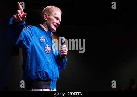 Crew-4 STEM Event della NASA presso la James W. Robinson Secondary School. L'amministratore della NASA Bill Nelson fa commenti durante un evento STEM con l'astronauta della NASA Kjell Lindgren e il senatore Tim Kaine (D-va.) Alla James W. Robinson Secondary School, venerdì 31 marzo 2023, a Fairfax, Virginia. Lindgren ha trascorso 170 giorni nello spazio come parte delle spedizioni 67 e 68 a bordo della stazione spaziale Internazionale. Foto Stock