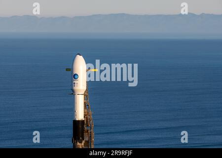 SWOT Prelaunch. Un razzo SpaceX Falcon 9 con la sonda Surface Water and Ocean Topography (SWOT) a bordo è visto come i preparativi per il lancio continuano, mercoledì 14 dicembre 2022, allo Space Launch Complex 4E presso la Vandenberg Space Force base in California. Sviluppata congiuntamente dalla NASA e dal Centre National D'Etudes Spatiales (CNES), con i contributi dell'Agenzia spaziale canadese (CSA) e dell'Agenzia spaziale del Regno Unito, SWOT è la prima missione satellitare che osserverà quasi tutta l'acqua sulla superficie terrestre, misurando l'altezza dell'acqua nei laghi, fiumi e bacini del pianeta, e l'oceano. Foto Stock