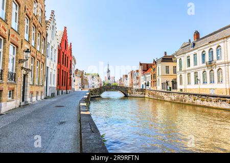 Ponte di pietra sul canale Langerei a Bruges, Bruges, Belgio Foto Stock