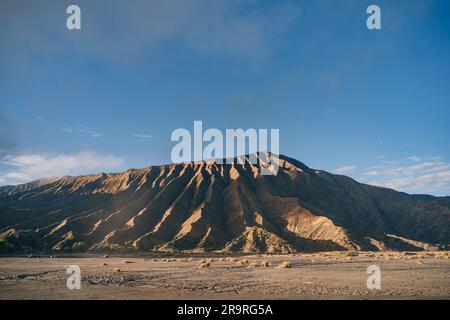 Vista ravvicinata del cratere del monte Bromo. Vulcano del parco nazionale di Semeru, famosa attrazione turistica di giava Foto Stock