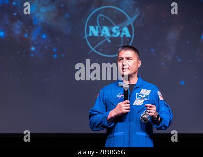 Crew-4 STEM Event della NASA presso la James W. Robinson Secondary School. L'astronauta della NASA Kjell Lindgren fa commenti durante un evento STEM con l'amministratore della NASA Bill Nelson e il senatore Tim Kaine (D-va.) Alla James W. Robinson Secondary School, venerdì 31 marzo 2023, a Fairfax, Virginia. Lindgren ha trascorso 170 giorni nello spazio come parte delle spedizioni 67 e 68 a bordo della stazione spaziale Internazionale. Foto Stock