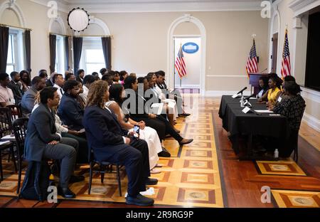 Tavola rotonda generazione Artemis. Amber McIntyre, Interagency and International Relations Advisor della NASA, Left, modera una discussione con Kim Macharia, Direttore esecutivo dello Space Prize, secondo da sinistra, Ronald Gamble, astrofisico teorico del Goddard Space Flight Center della NASA, secondo da destra, E Zephanii Eisenstat, Space and Social Justice Advocate al NAACP, giusto, durante una Artemis Generation Roundtable per la Black Space Week, martedì 20 giugno 2023, presso l'Eisenhower Executive Office Building a Washington. Come parte della Black Space Week, il National Space Council e NAS Foto Stock