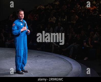 Crew-4 STEM Event della NASA presso la James W. Robinson Secondary School. L'astronauta della NASA Kjell Lindgren fa commenti durante un evento STEM con l'amministratore della NASA Bill Nelson e il senatore Tim Kaine (D-va.) Alla James W. Robinson Secondary School, venerdì 31 marzo 2023, a Fairfax, Virginia. Lindgren ha trascorso 170 giorni nello spazio come parte delle spedizioni 67 e 68 a bordo della stazione spaziale Internazionale. Foto Stock