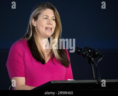 TEMPO Briefing. Karen Fox, ufficiale degli affari pubblici della NASA, modera un briefing sullo strumento TEMPO (emissioni troposferiche: Monitoraggio dell'inquinamento) della NASA, martedì 14 marzo 2023 presso lo Smithsonian's National Air and Space Museum di Washington. Lo strumento di TEMPO della NASA, la prima missione Earth Venture Instrument, misurerà l’inquinamento atmosferico in tutto il Nord America da città del Messico alle sabbie bituminose canadesi e dall’Atlantico al Pacifico ogni ora e ad alta risoluzione spaziale. Una partnership tra la NASA e il Center for Astrophysics Harvard & Smithsonian, TEMPO lancerà su una sa commerciale Foto Stock