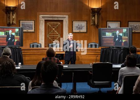 L'astronauta Nicole Mann Downlink della commissione del Senato per gli affari indiani. L'amministratore associato della NASA Bob Cabana fa commenti durante un briefing con i membri della camera dei rappresentanti, il Comitato per gli affari indiani e il Comitato per gli affari nativi americani del Senato, 7 febbraio 2023, presso il Dirksen Senate Office Building a Washington. I membri della camera dei rappresentanti, della Commissione per gli affari indiani e della Commissione per gli affari nativi americani del Senato hanno partecipato ad un downlink dalla stazione spaziale Internazionale (ISS) con l'astronauta della NASA Nicole Mann, ingegnere di volo della Expedition 68. Foto Stock