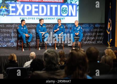 SpaceX Crew-3 Employee Engagement Event della NASA. Gli astronauti SpaceX Crew-3 della NASA, da sinistra a destra, Raja Chari, Kayla Barron, Tom Marshburn e Mark Vande Hei partecipano a un evento di coinvolgimento dei dipendenti, mercoledì 7 dicembre 2022, presso il Mary W. Jackson NASA Headquarters Building di Washington. Foto Stock