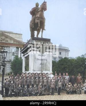 Intorno al 1913 in Russia, un gruppo di giovani cadetti militari che posa per una foto di classe sotto la statua di Pietro i in Foto Stock