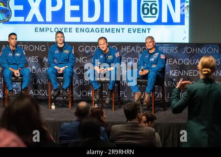 SpaceX Crew-3 Employee Engagement Event della NASA. Gli astronauti SpaceX Crew-3 della NASA, da sinistra a destra, Raja Chari, Kayla Barron, Tom Marshburn e Mark Vande Hei partecipano a un evento di coinvolgimento dei dipendenti, mercoledì 7 dicembre 2022, presso il Mary W. Jackson NASA Headquarters Building di Washington. Foto Stock