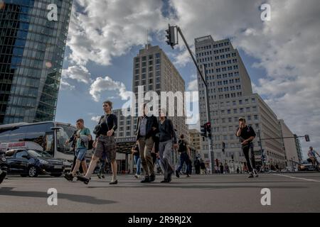 Berlino, Germania. 28 giugno 2023. I pedoni navigano nel vivace paesaggio urbano il 28 giugno 2023, incarnando le incertezze che affliggono i consumatori tedeschi durante il clima economico prevalente. La Germania sta vivendo una recessione tecnica, con un calo dell’economia tra la fine del 2022 e l’inizio del 2023 rispetto ai trimestri precedenti. (Foto di Michael Kuenne/PRESSCOV/Sipa USA) credito: SIPA USA/Alamy Live News Foto Stock