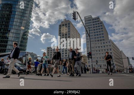 Berlino, Germania. 28 giugno 2023. I pedoni navigano nel vivace paesaggio urbano il 28 giugno 2023, incarnando le incertezze che affliggono i consumatori tedeschi durante il clima economico prevalente. La Germania sta vivendo una recessione tecnica, con un calo dell’economia tra la fine del 2022 e l’inizio del 2023 rispetto ai trimestri precedenti. (Immagine di credito: © Michael Kuenne/PRESSCOV via ZUMA Press Wire) SOLO USO EDITORIALE! Non per USO commerciale! Foto Stock