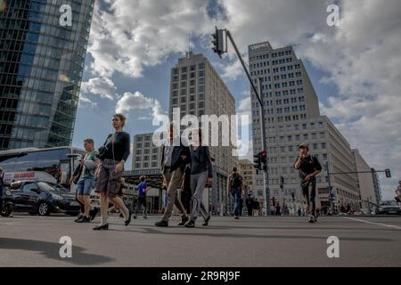 Berlino, Germania. 28 giugno 2023. I pedoni navigano nel vivace paesaggio urbano il 28 giugno 2023, incarnando le incertezze che affliggono i consumatori tedeschi durante il clima economico prevalente. La Germania sta vivendo una recessione tecnica, con un calo dell’economia tra la fine del 2022 e l’inizio del 2023 rispetto ai trimestri precedenti. (Immagine di credito: © Michael Kuenne/PRESSCOV via ZUMA Press Wire) SOLO USO EDITORIALE! Non per USO commerciale! Foto Stock