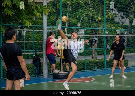 Bangkok, Thailandia. 25 giugno 2023. Un giocatore thailandese di Sepak Takraw viene visto esibirsi in una figura acrobatica durante una partita al Benchasiri Public Park Sukhumvit Road. Sepak Takraw anche calledÂ calcio pallavolo o pallavolo acrobatico della Thailandia è uno degli sport più popolari del sud-est asiatico che si gioca con una palla realizzata in ofÂ rattanÂ o plastica sintetica dove i giocatori possono solo toccare la palla con i piedi, il corpo o la testa. (Immagine di credito: © Nathalie Jamois/SOPA Images via ZUMA Press Wire) SOLO USO EDITORIALE! Non per USO commerciale! Foto Stock