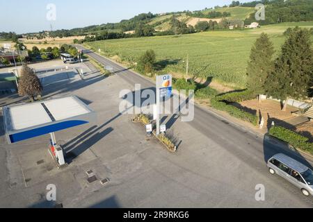 Castell'Arquato, Italia - 20 giugno 2023 colpo aereo stazione di servizio Q8 Foto Stock