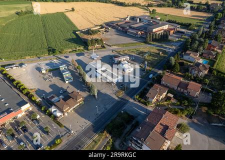 Castell'Arquato, Italia - 20 giugno 2023 veduta aerea del supermercato Conad a Castell'Arquato, Italia. Edificio con grande logo e posti auto. Foto Stock