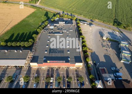 Castell'Arquato, Italia - 20 giugno 2023 veduta aerea del supermercato Conad a Castell'Arquato, Italia. Edificio con grande logo e posti auto. Foto Stock