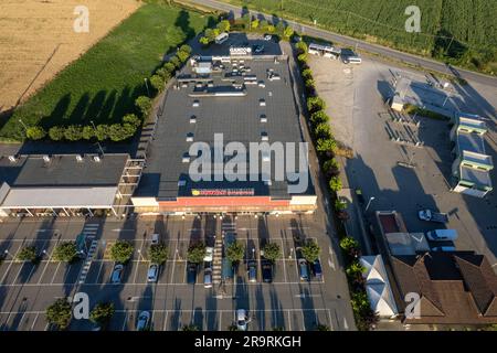 Castell'Arquato, Italia - 20 giugno 2023 veduta aerea del supermercato Conad a Castell'Arquato, Italia. Edificio con grande logo e posti auto. Foto Stock