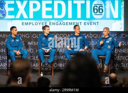 SpaceX Crew-3 Employee Engagement Event della NASA. Gli astronauti SpaceX Crew-3 della NASA, da sinistra a destra, Raja Chari, Kayla Barron, Tom Marshburn e Mark Vande Hei partecipano a un evento di coinvolgimento dei dipendenti, mercoledì 7 dicembre 2022, presso il Mary W. Jackson NASA Headquarters Building di Washington. Foto Stock