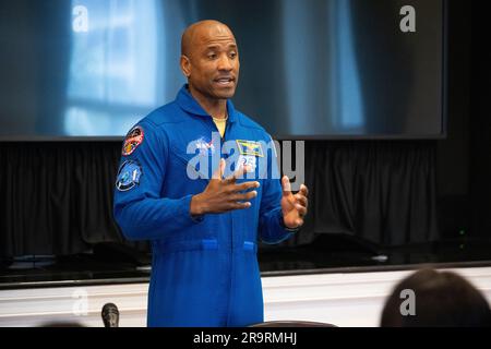 Tavola rotonda generazione Artemis. L'astronauta della NASA Victor Glover parla durante un Artemis Generation Roundtable per la Black Space Week, martedì 20 giugno 2023, all'Eisenhower Executive Office Building di Washington. Come parte della Black Space Week, il National Space Council e la NASA hanno collaborato con Black in Astro per ospitare gli studenti per una discussione sul futuro dell'esplorazione spaziale e dell'equità. Foto Stock