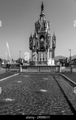Ginevra, Svizzera - 25 marzo 2022: Il monumento di Brunswick è un mausoleo costruito nel 1879 nel Jardin des Alpes per commemorare Carlo II, duca di BR Foto Stock