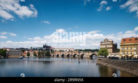 Ponte Carlo sul fiume Moldava con il castello di Praga in lontananza, Praga, Repubblica Ceca. Vista panoramica panoramica della città con storico ponte in pietra Foto Stock