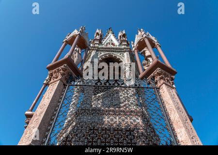 Ginevra, Svizzera - 25 marzo 2022: Il monumento di Brunswick è un mausoleo costruito nel 1879 nel Jardin des Alpes per commemorare Carlo II, duca di BR Foto Stock