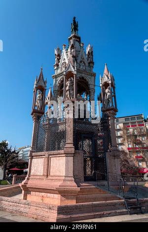 Ginevra, Svizzera - 25 marzo 2022: Il monumento di Brunswick è un mausoleo costruito nel 1879 nel Jardin des Alpes per commemorare Carlo II, duca di BR Foto Stock
