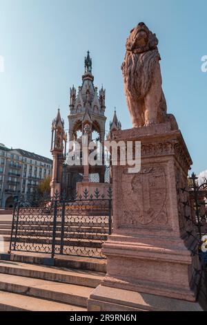 Ginevra, Svizzera - 25 marzo 2022: Il monumento di Brunswick è un mausoleo costruito nel 1879 nel Jardin des Alpes per commemorare Carlo II, duca di BR Foto Stock