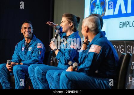 SpaceX Crew-3 Employee Engagement Event della NASA. Gli astronauti SpaceX Crew-3 della NASA, da sinistra a destra, Raja Chari, Kayla Barron, Tom Marshburn e Mark Vande Hei partecipano a un evento di coinvolgimento dei dipendenti, mercoledì 7 dicembre 2022, presso il Mary W. Jackson NASA Headquarters Building di Washington. Foto Stock