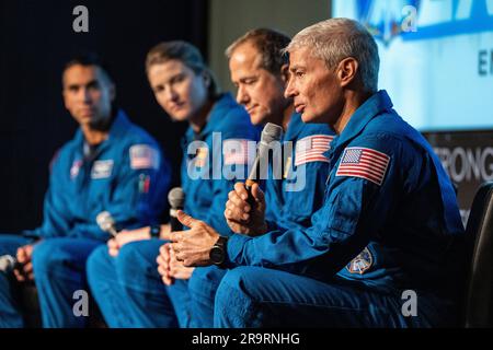 SpaceX Crew-3 Employee Engagement Event della NASA. Gli astronauti SpaceX Crew-3 della NASA, da sinistra a destra, Raja Chari, Kayla Barron, Tom Marshburn e Mark Vande Hei partecipano a un evento di coinvolgimento dei dipendenti, mercoledì 7 dicembre 2022, presso il Mary W. Jackson NASA Headquarters Building di Washington. Foto Stock