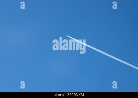 Sentiero aereo su un cielo azzurro e limpido Foto Stock