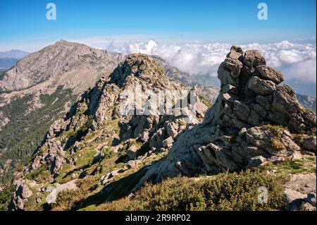 Cresta e nuvole verso Punta della Cappella, GR20, Corsica, Francia Foto Stock