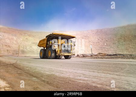 Enorme camion ribaltabile di grandi dimensioni in una miniera di rame a cielo aperto in Cile. Foto Stock