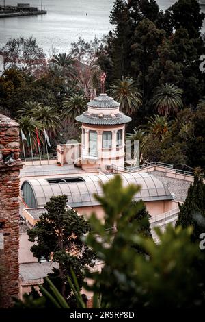 Malaga, Spagna - FEB 27, 2022: Guardando in basso ai distretti costieri di Malaga, Andalusia, Spagna. Foto Stock