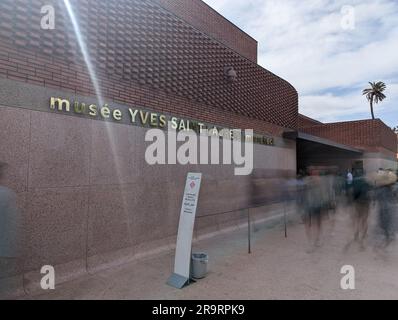 MARRAKECH, MAROCCO - 19 APRILE 2023 - ingresso e lettering al Musem Yves Saint Laurent a Marrakech, Marocco Foto Stock