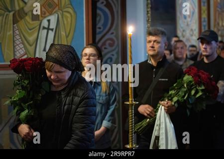 I parenti piangono durante una cerimonia di addio per il medico militare Oleksii Mazur, che morì in battaglie con l'esercito russo nel sud dell'Ucraina durante la controffensiva dell'esercito ucraino, a Kiev. Foto Stock