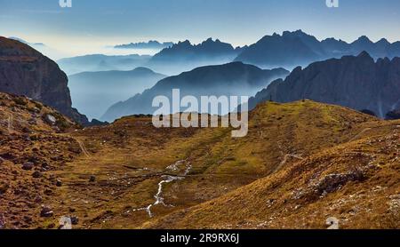 Modo Mliky oltre le Tre Cime di montagna delle Alpi, Dolomiti, Italia Foto Stock