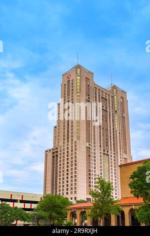 San Antonio, Texas, Stati Uniti d'America – 7 maggio 2023: Edificio alberghiero San Antonio Marriott Rivercenter on the River Walk situato nel centro di San Antonio, Texas. Foto Stock