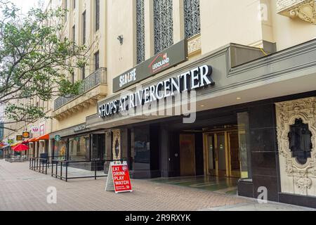 San Antonio, Texas, USA – 8 maggio 2023: Esterno dei negozi del centro commerciale River Center da Blum Street nel centro di San Antonio, Texas. Foto Stock