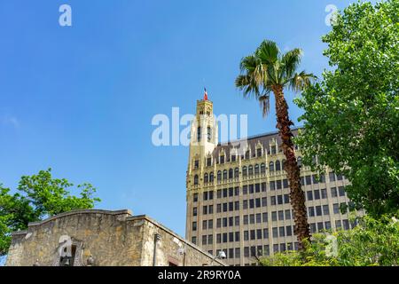 San Antonio, Texas, Stati Uniti d'America – 8 maggio 2023: Veduta dell'edificio Emily Morgan, un DoubleTree Hotel situato vicino all'Alamo a San Antonio, Texas. Foto Stock