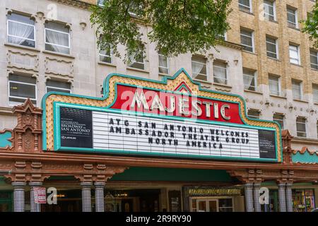San Antonio, Texas, USA – 9 maggio 2023: The Marquee of the Majestic Theater situato nel centro di San Antonio, Texas. Foto Stock