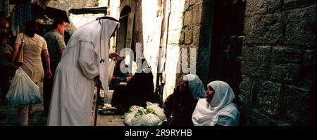 Vicolo affollato sul mercato di strada, Nazareth, Northern District, Israel Foto Stock