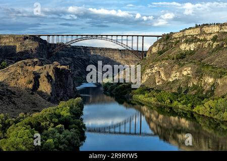 Il tranquillo fiume Snake scorre sotto il Perrine Bridge a Twin Falls, Idaho. Foto Stock