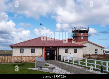 G-Hail Loganair Viking DHC-6-400 Twin Otter Aircraft si prepara a decollare dall'aeroporto di Tiree, Isola di Tiree, Ebridi interne, Scozia, Regno Unito. Foto Stock