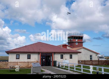 G-Hail Loganair Viking DHC-6-400 Twin Otter Aircraft si prepara a decollare dall'aeroporto di Tiree, Isola di Tiree, Ebridi interne, Scozia, Regno Unito. Foto Stock