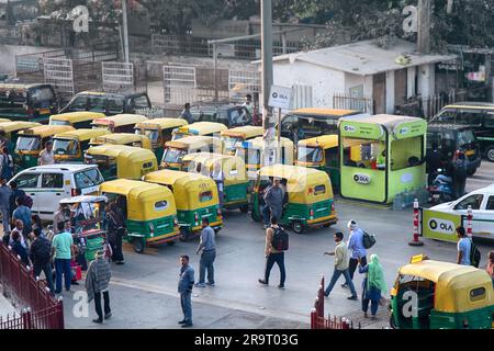 India, nuova Delhi - 19 marzo 2018: Congestione dei taxi in risciò vicino alla stazione ferroviaria principale della capitale dell'India Foto Stock